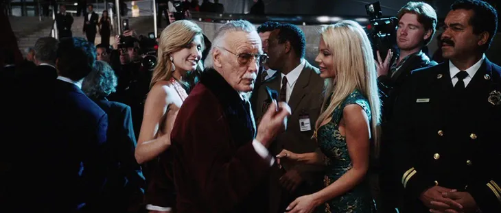 Nhìn lại những vai diễn “cameo” ấn tượng của “cha đẻ” Marvel Stan Lee - Ảnh 4. Nhìn lại những vai diễn “cameo” ấn tượng của “cha đẻ” Marvel Stan Lee - Ảnh 4.