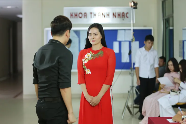 Lương Nguyệt Anh thẹn thùng khi đóng cảnh tình cảm với MC Danh Tùng - Ảnh 1. Lương Nguyệt Anh thẹn thùng khi đóng cảnh tình cảm với MC Danh Tùng - Ảnh 1.