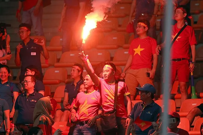 AFF Cup 2018: Sân Mỹ Đình sẽ được đặt camera để giám sát cổ động viên mang pháo sáng - Ảnh 1. AFF Cup 2018: Sân Mỹ Đình sẽ được đặt camera để giám sát cổ động viên mang pháo sáng - Ảnh 1.
