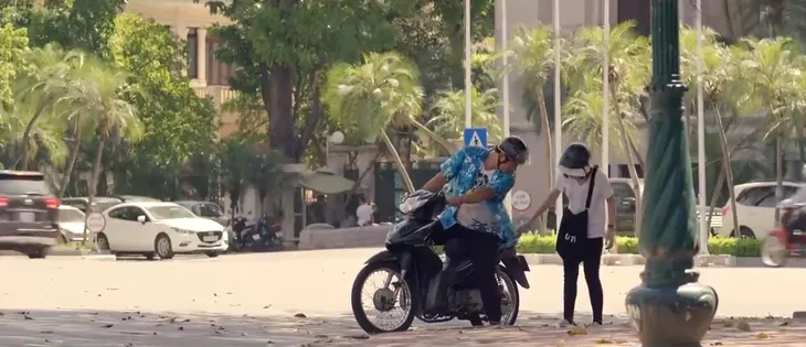Yêu thì ghét thôi - Tập 22: Chết cười lần đầu Sĩ tập xe máy còn ga lăng đèo bạn gái - Ảnh 2. Yêu thì ghét thôi - Tập 22: Chết cười lần đầu Sĩ tập xe máy còn ga lăng đèo bạn gái - Ảnh 2.