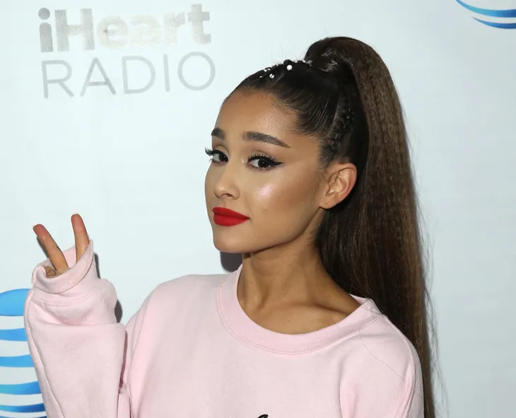 Hậu chia tay, Ariana Grande lần đầu “xuống tóc” - Ảnh 2. Hậu chia tay, Ariana Grande lần đầu “xuống tóc” - Ảnh 2.