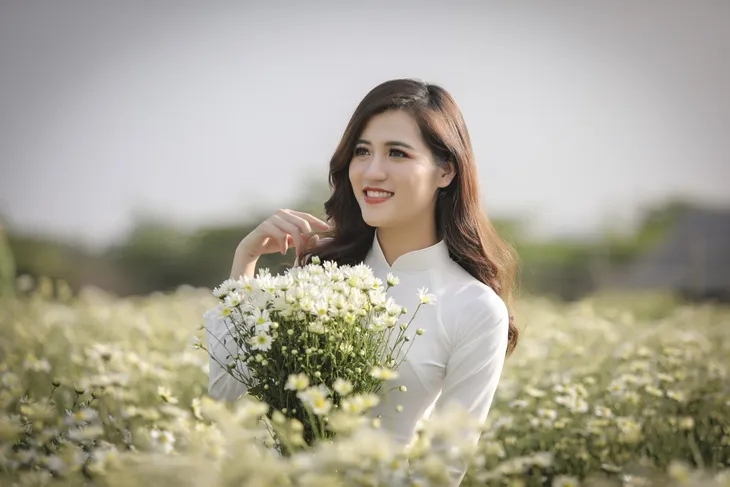 Thiếu nữ Hà Thành thướt tha tà áo dài bên cúc họa mi - Ảnh 4. Thiếu nữ Hà Thành thướt tha tà áo dài bên cúc họa mi - Ảnh 4.