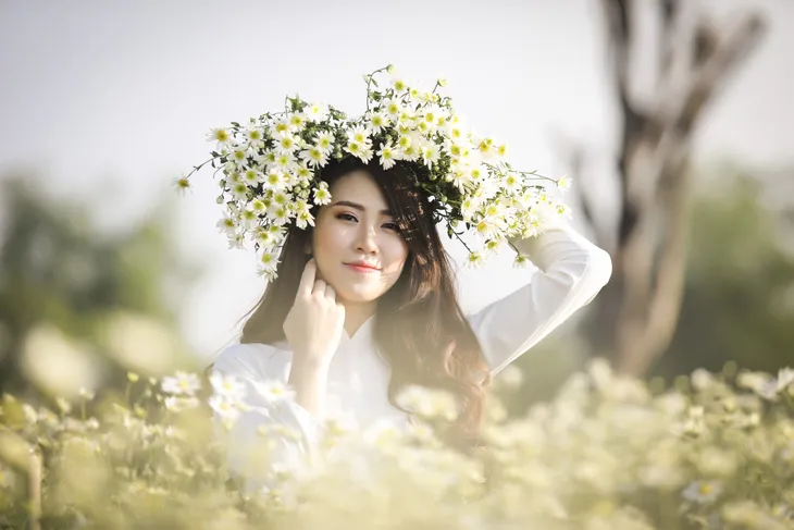 Thiếu nữ Hà Thành thướt tha tà áo dài bên cúc họa mi - Ảnh 6. Thiếu nữ Hà Thành thướt tha tà áo dài bên cúc họa mi - Ảnh 6.