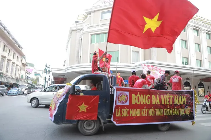 CĐV hừng hực diễu hành tiếp sức ĐT Việt Nam đấu ĐT Malaysia - Ảnh 6. CĐV hừng hực diễu hành tiếp sức ĐT Việt Nam đấu ĐT Malaysia - Ảnh 6.