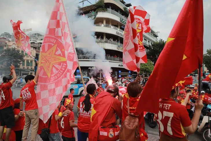 CĐV hừng hực diễu hành tiếp sức ĐT Việt Nam đấu ĐT Malaysia - Ảnh 9. CĐV hừng hực diễu hành tiếp sức ĐT Việt Nam đấu ĐT Malaysia - Ảnh 9.