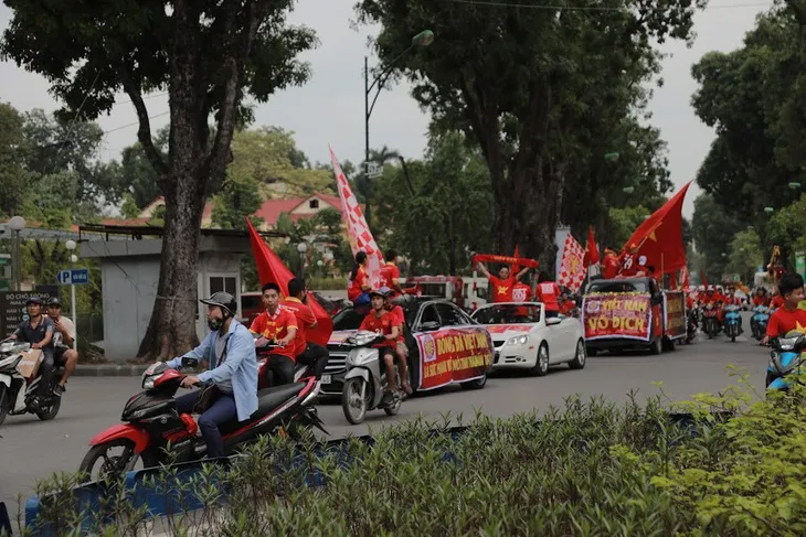 CĐV hừng hực diễu hành tiếp sức ĐT Việt Nam đấu ĐT Malaysia - Ảnh 3. CĐV hừng hực diễu hành tiếp sức ĐT Việt Nam đấu ĐT Malaysia - Ảnh 3.