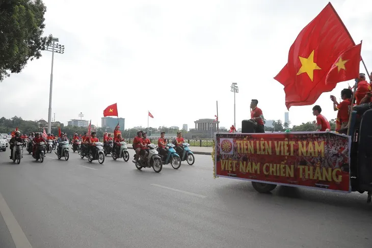 CĐV hừng hực diễu hành tiếp sức ĐT Việt Nam đấu ĐT Malaysia - Ảnh 4. CĐV hừng hực diễu hành tiếp sức ĐT Việt Nam đấu ĐT Malaysia - Ảnh 4.