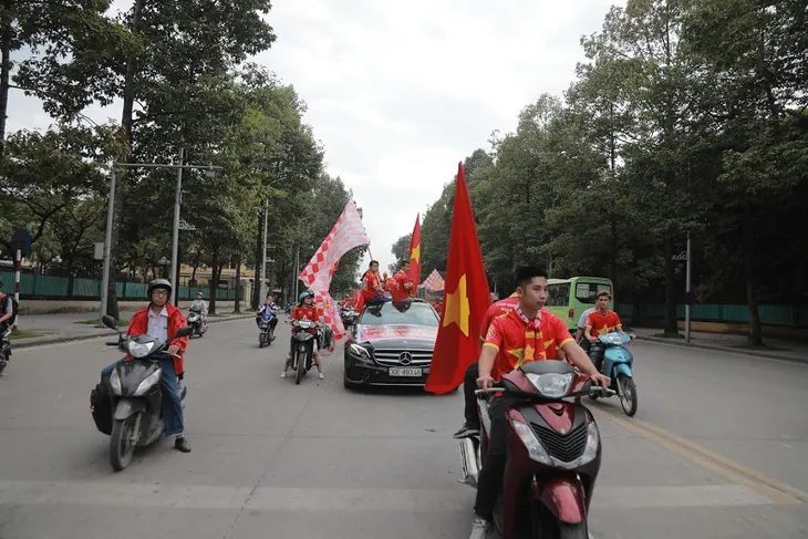 CĐV hừng hực diễu hành tiếp sức ĐT Việt Nam đấu ĐT Malaysia - Ảnh 1. CĐV hừng hực diễu hành tiếp sức ĐT Việt Nam đấu ĐT Malaysia - Ảnh 1.
