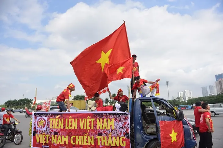 CĐV hừng hực diễu hành tiếp sức ĐT Việt Nam đấu ĐT Malaysia - Ảnh 2. CĐV hừng hực diễu hành tiếp sức ĐT Việt Nam đấu ĐT Malaysia - Ảnh 2.