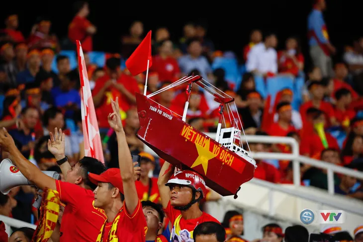 ẢNH: Rực rỡ sắc màu của các CĐV Việt Nam trên khán đài sân Mỹ Đình - Ảnh 8. ẢNH: Rực rỡ sắc màu của các CĐV Việt Nam trên khán đài sân Mỹ Đình - Ảnh 8.
