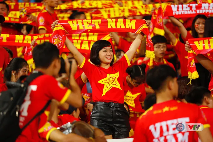 ẢNH: Rực rỡ sắc màu của các CĐV Việt Nam trên khán đài sân Mỹ Đình - Ảnh 1. ẢNH: Rực rỡ sắc màu của các CĐV Việt Nam trên khán đài sân Mỹ Đình - Ảnh 1.