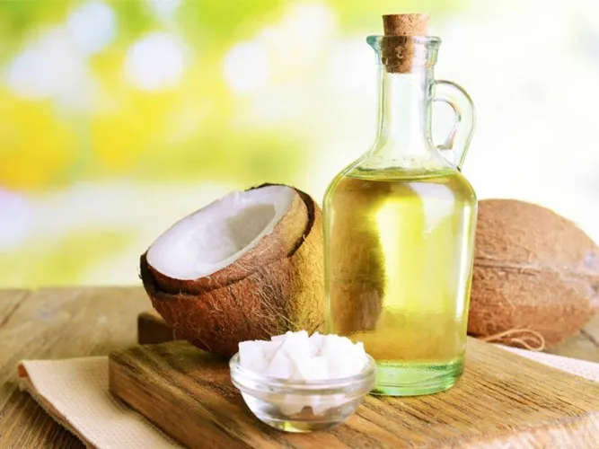 Thoa dầu dừa vào rốn mang đến lợi ích bất ngờ cho sức khỏe - Ảnh 1. Thoa dầu dừa vào rốn mang đến lợi ích bất ngờ cho sức khỏe - Ảnh 1.
