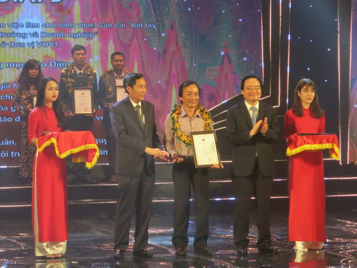 Công bố giải Nhân vật tiêu biểu - Giải Báo chí toàn quốc Vì sự nghiệp giáo dục Việt Nam năm 2018 - Ảnh 4. Công bố giải Nhân vật tiêu biểu - Giải Báo chí toàn quốc Vì sự nghiệp giáo dục Việt Nam năm 2018 - Ảnh 4.