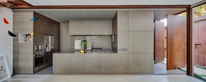 Ngôi nhà 2 tầng có vườn cây xanh tốt bao quanh - Ảnh 9. Ngôi nhà 2 tầng có vườn cây xanh tốt bao quanh - Ảnh 9.