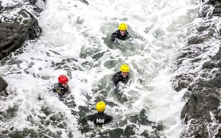 Du lịch mạo hiểm hút khách: Nhảy từ vách núi xuống Đại Tây Dương - Ảnh 6. Du lịch mạo hiểm hút khách: Nhảy từ vách núi xuống Đại Tây Dương - Ảnh 6.