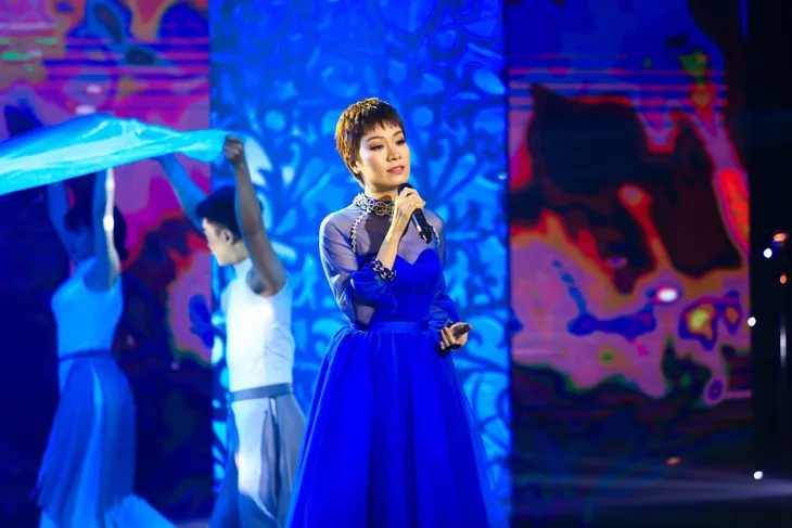 Ca sĩ Minh Thư đầy cá tính trong Sài Gòn đêm thứ 7 - Ảnh 1. Ca sĩ Minh Thư đầy cá tính trong Sài Gòn đêm thứ 7 - Ảnh 1.