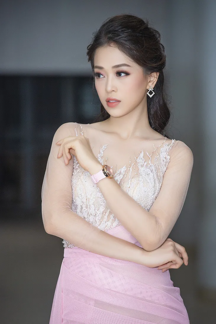 Á hậu Phương Nga theo đuổi hình ảnh gợi cảm nhưng thanh lịch - Ảnh 5. Á hậu Phương Nga theo đuổi hình ảnh gợi cảm nhưng thanh lịch - Ảnh 5.