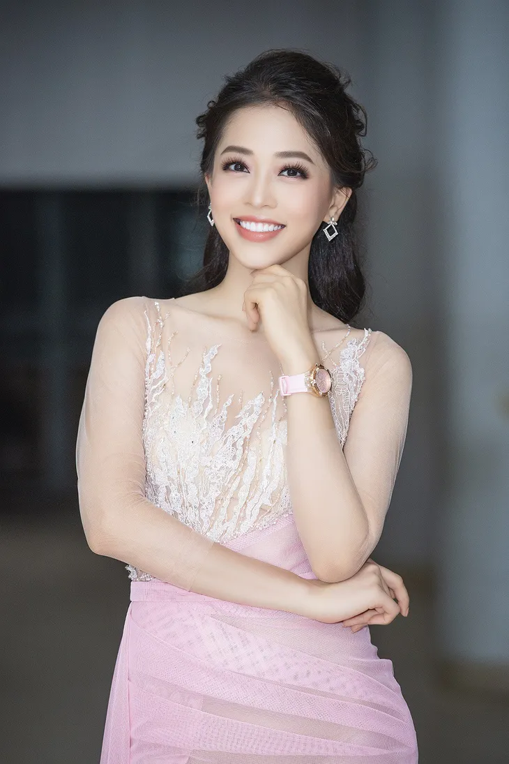 Á hậu Phương Nga theo đuổi hình ảnh gợi cảm nhưng thanh lịch - Ảnh 4. Á hậu Phương Nga theo đuổi hình ảnh gợi cảm nhưng thanh lịch - Ảnh 4.