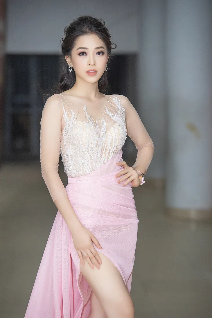 Á hậu Phương Nga theo đuổi hình ảnh gợi cảm nhưng thanh lịch - Ảnh 2. Á hậu Phương Nga theo đuổi hình ảnh gợi cảm nhưng thanh lịch - Ảnh 2.