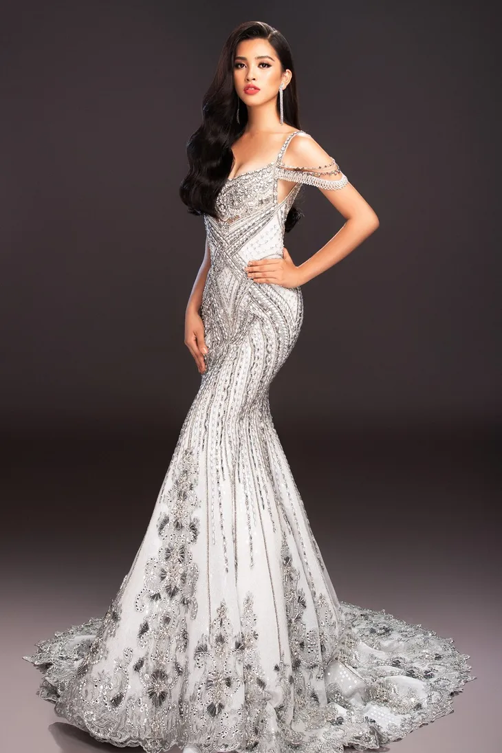 Lộ diện 4 chiếc đầm dạ hội Hoa hậu Tiểu Vy mang đến Miss World 2018 - Ảnh 11. Lộ diện 4 chiếc đầm dạ hội Hoa hậu Tiểu Vy mang đến Miss World 2018 - Ảnh 11.
