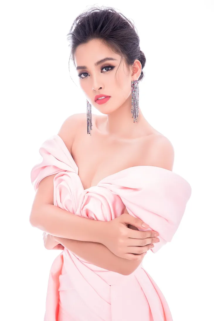 Lộ diện 4 chiếc đầm dạ hội Hoa hậu Tiểu Vy mang đến Miss World 2018 - Ảnh 7. Lộ diện 4 chiếc đầm dạ hội Hoa hậu Tiểu Vy mang đến Miss World 2018 - Ảnh 7.