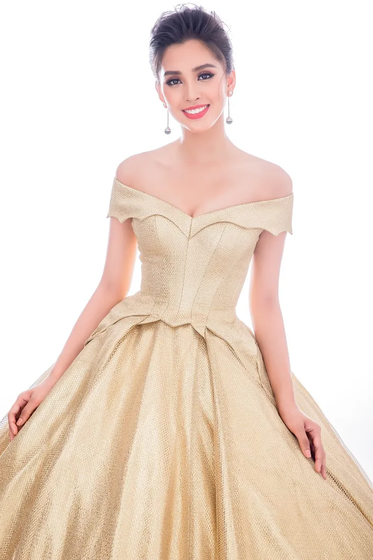 Lộ diện 4 chiếc đầm dạ hội Hoa hậu Tiểu Vy mang đến Miss World 2018 - Ảnh 4. Lộ diện 4 chiếc đầm dạ hội Hoa hậu Tiểu Vy mang đến Miss World 2018 - Ảnh 4.
