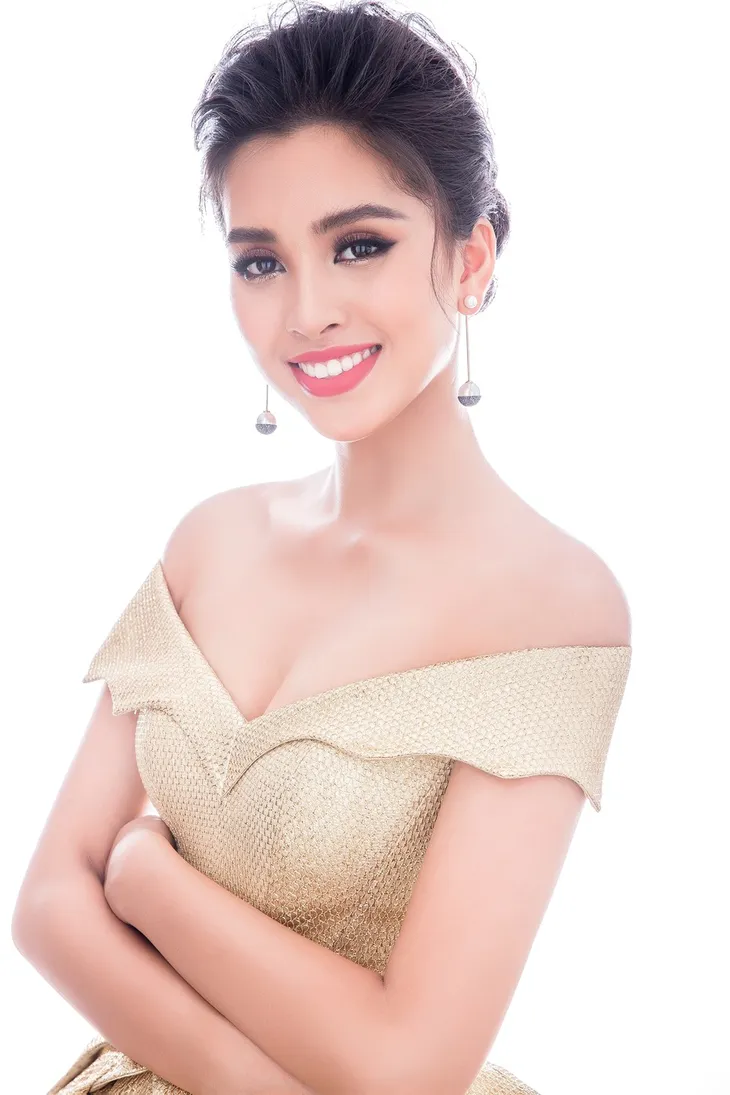 Lộ diện 4 chiếc đầm dạ hội Hoa hậu Tiểu Vy mang đến Miss World 2018 - Ảnh 3. Lộ diện 4 chiếc đầm dạ hội Hoa hậu Tiểu Vy mang đến Miss World 2018 - Ảnh 3.