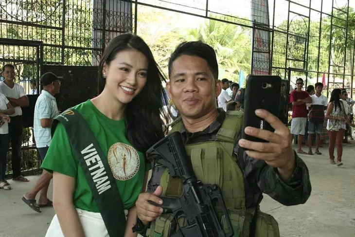 Nguyễn Phương Khánh bị sốt cao trước thềm Chung kết Miss Earth 2018 - Ảnh 4. Nguyễn Phương Khánh bị sốt cao trước thềm Chung kết Miss Earth 2018 - Ảnh 4.