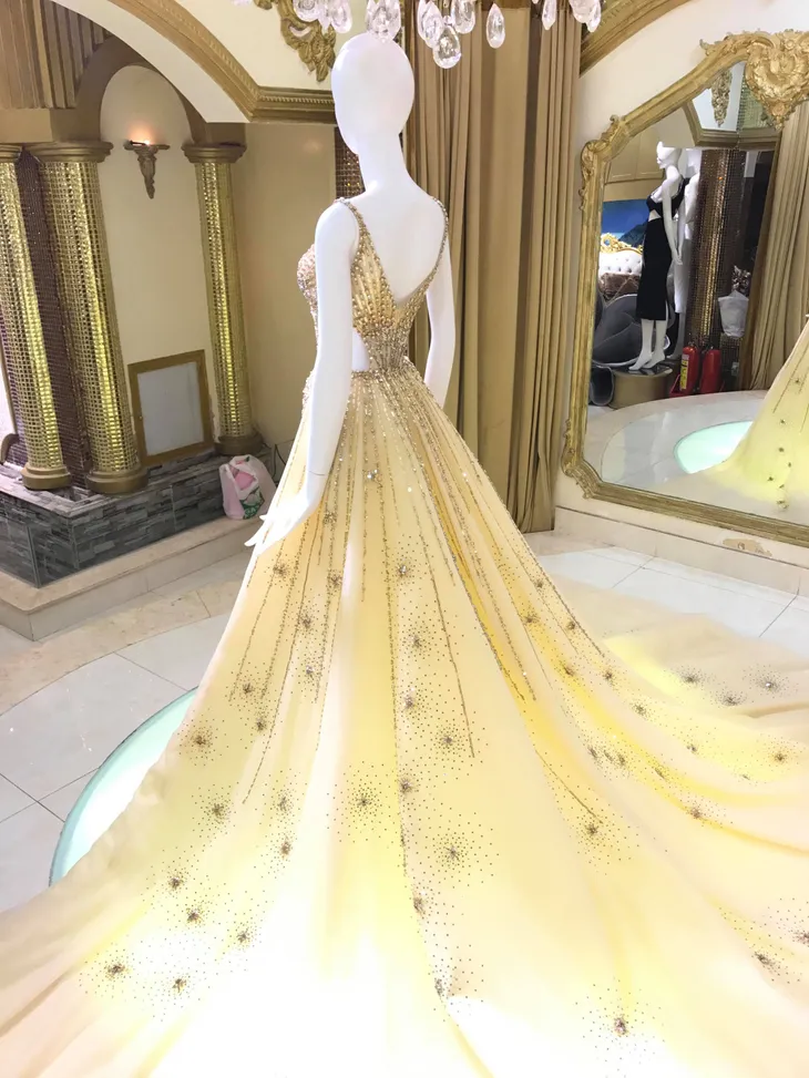Hé lộ chiếc đầm Nguyễn Phương Khánh mặc trong đêm Chung kết Miss Earth 2018 - Ảnh 1. Hé lộ chiếc đầm Nguyễn Phương Khánh mặc trong đêm Chung kết Miss Earth 2018 - Ảnh 1.