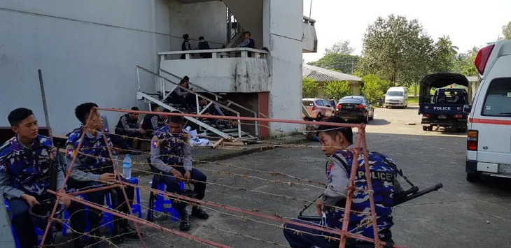 ẢNH: An ninh được thắt chặt trước trận đấu giữa ĐT Myanmar và ĐT Việt Nam - Ảnh 2. ẢNH: An ninh được thắt chặt trước trận đấu giữa ĐT Myanmar và ĐT Việt Nam - Ảnh 2.