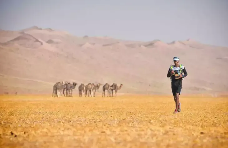 Hàng trăm vận động viên tham gia cuộc đua marathon trên sa mạc - Ảnh 5. Hàng trăm vận động viên tham gia cuộc đua marathon trên sa mạc - Ảnh 5.