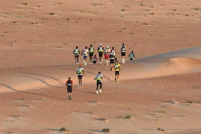 Hàng trăm vận động viên tham gia cuộc đua marathon trên sa mạc - Ảnh 3. Hàng trăm vận động viên tham gia cuộc đua marathon trên sa mạc - Ảnh 3.