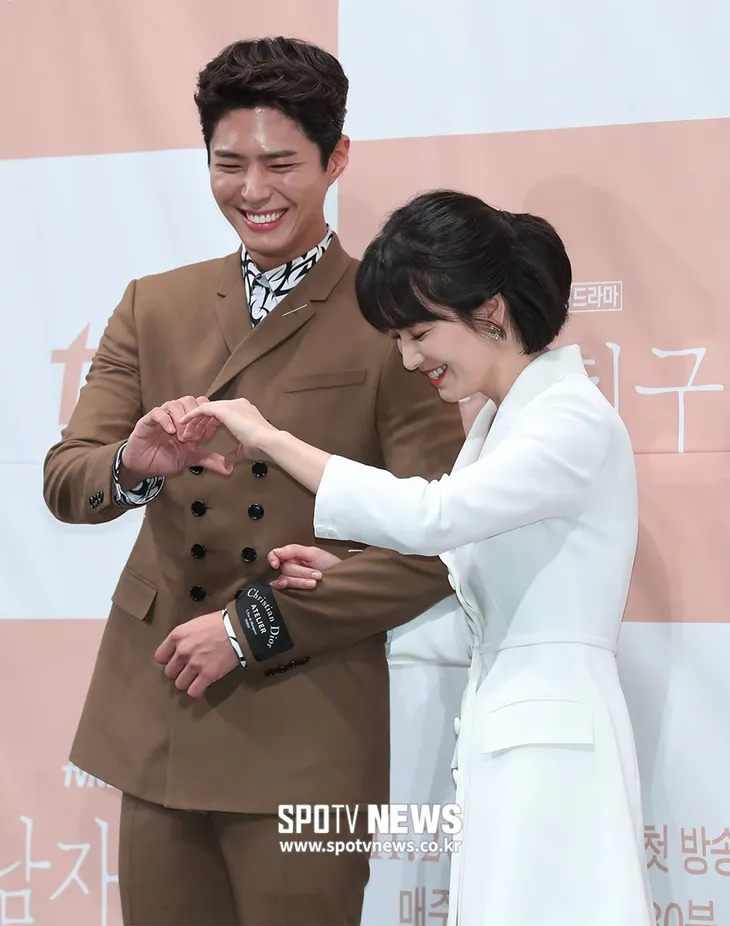 Song Hye Kyo khoe nhan sắc đỉnh cao bên mỹ nam Park Bo Gum - Ảnh 13. Song Hye Kyo khoe nhan sắc đỉnh cao bên mỹ nam Park Bo Gum - Ảnh 13.