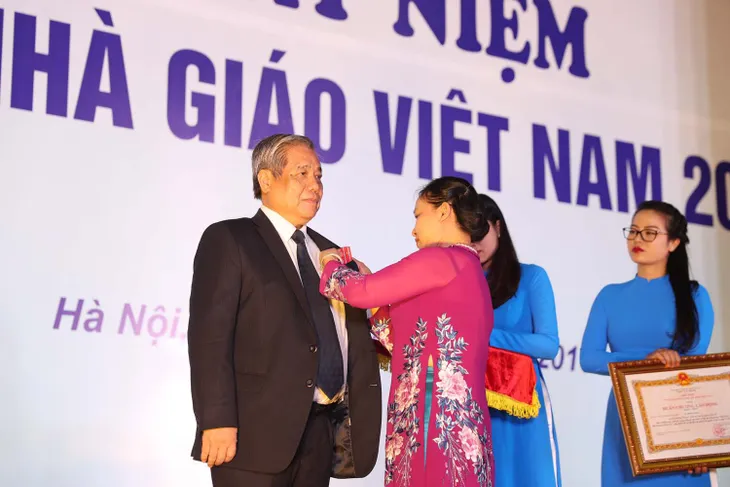 ĐH Quốc gia Hà Nội nhận nhiều danh hiệu cao quý nhân ngày 20/11 - Ảnh 1. ĐH Quốc gia Hà Nội nhận nhiều danh hiệu cao quý nhân ngày 20/11 - Ảnh 1.