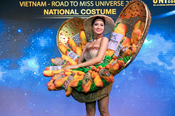 Cận cảnh HHen Niê diện trang phục bánh mì tới Miss Universe - Ảnh 6. Cận cảnh HHen Niê diện trang phục bánh mì tới Miss Universe - Ảnh 6.