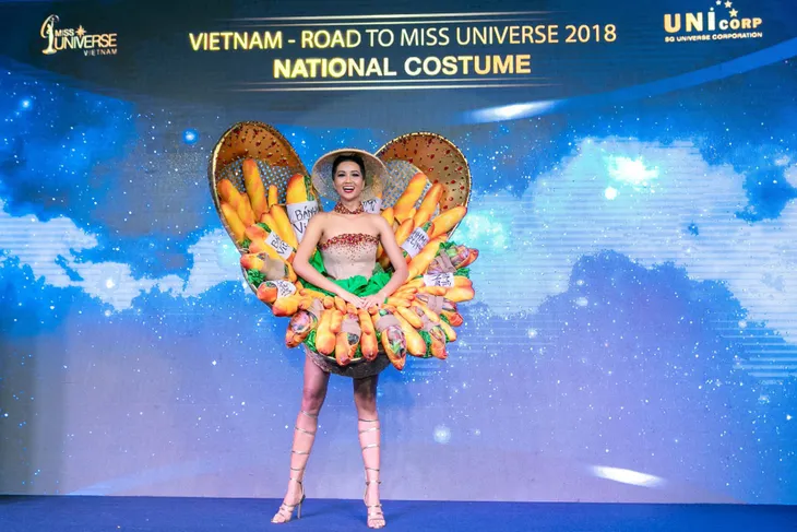 Cận cảnh HHen Niê diện trang phục bánh mì tới Miss Universe - Ảnh 5. Cận cảnh HHen Niê diện trang phục bánh mì tới Miss Universe - Ảnh 5.