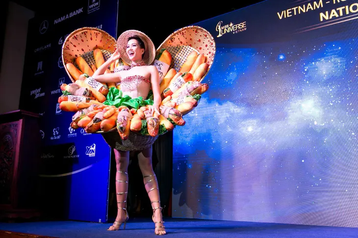 Cận cảnh HHen Niê diện trang phục bánh mì tới Miss Universe - Ảnh 3. Cận cảnh HHen Niê diện trang phục bánh mì tới Miss Universe - Ảnh 3.