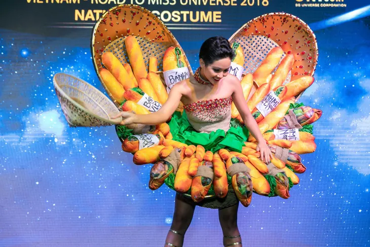 Cận cảnh HHen Niê diện trang phục bánh mì tới Miss Universe - Ảnh 2. Cận cảnh HHen Niê diện trang phục bánh mì tới Miss Universe - Ảnh 2.