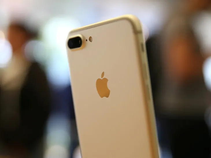 Người nghèo, học vị thấp mới mua… iPhone ở Trung Quốc - Ảnh 1. Người nghèo, học vị thấp mới mua… iPhone ở Trung Quốc - Ảnh 1.