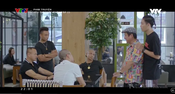 Yêu thì ghét thôi: Ông Quang lầy lội trêu ngươi chủ nợ, hại Du bị đánh sưng mặt - Ảnh 1. Yêu thì ghét thôi: Ông Quang lầy lội trêu ngươi chủ nợ, hại Du bị đánh sưng mặt - Ảnh 1.