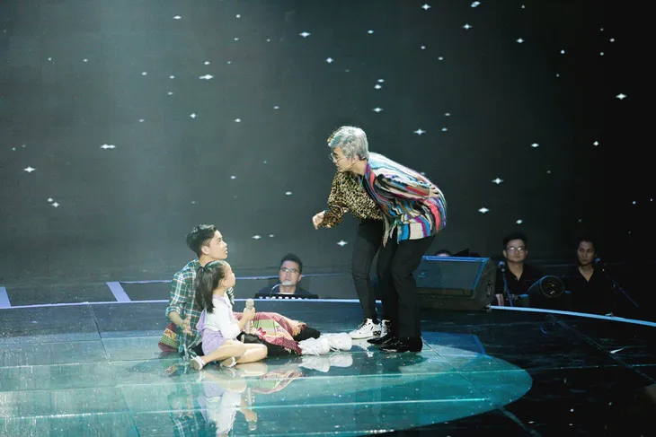 Giọng hát Việt nhí: Vũ Cát Tường - Soobin Hoàng Sơn hóa thành ông bà anh bóng bẩy đốt nóng đêm minishow - Ảnh 3. Giọng hát Việt nhí: Vũ Cát Tường - Soobin Hoàng Sơn hóa thành ông bà anh bóng bẩy đốt nóng đêm minishow - Ảnh 3.