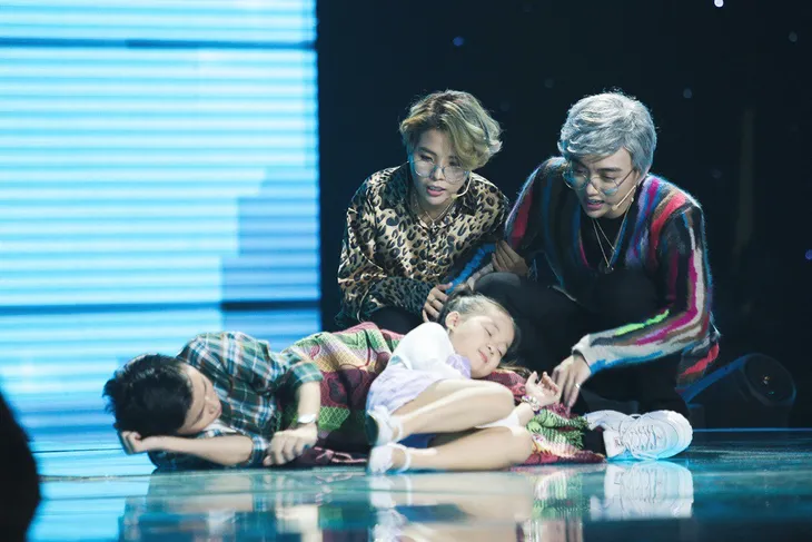Giọng hát Việt nhí: Vũ Cát Tường - Soobin Hoàng Sơn hóa thành ông bà anh bóng bẩy đốt nóng đêm minishow - Ảnh 2. Giọng hát Việt nhí: Vũ Cát Tường - Soobin Hoàng Sơn hóa thành ông bà anh bóng bẩy đốt nóng đêm minishow - Ảnh 2.