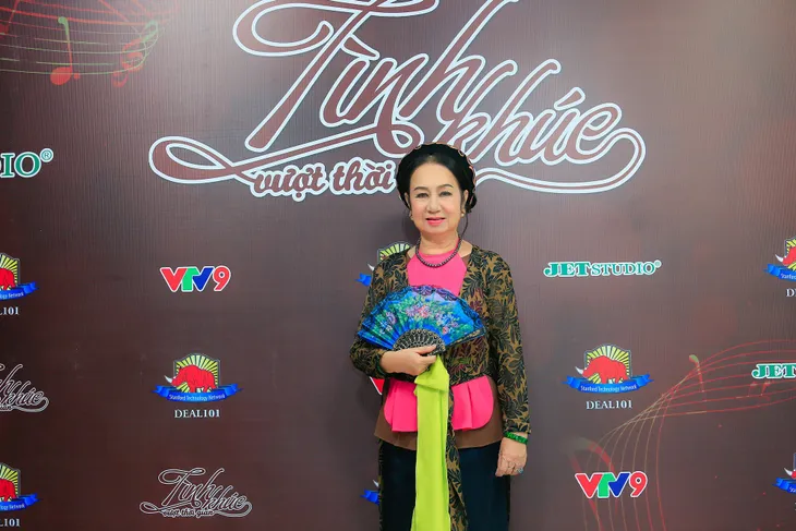 Tình khúc vượt thời gian tháng 11: Nguyên Vũ diện trang phục lộng lẫy hát nhạc xưa - Ảnh 2. Tình khúc vượt thời gian tháng 11: Nguyên Vũ diện trang phục lộng lẫy hát nhạc xưa - Ảnh 2.