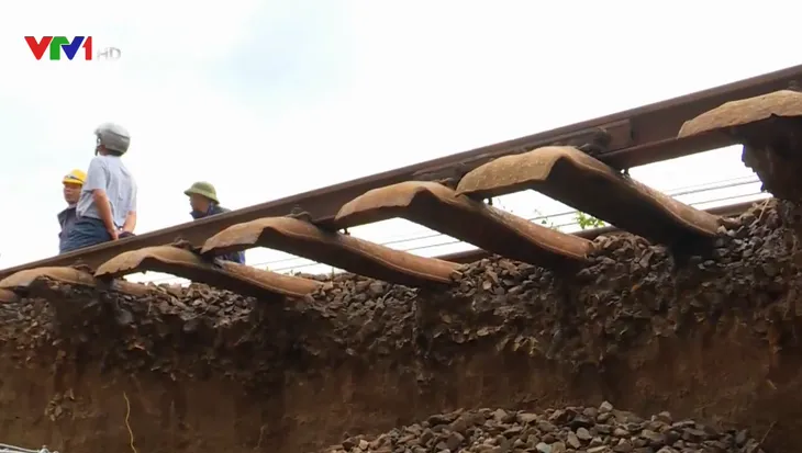 Ảnh hưởng bão số 9, đường sắt Bắc - Nam tê liệt vì sạt lở - Ảnh 2. Ảnh hưởng bão số 9, đường sắt Bắc - Nam tê liệt vì sạt lở - Ảnh 2.