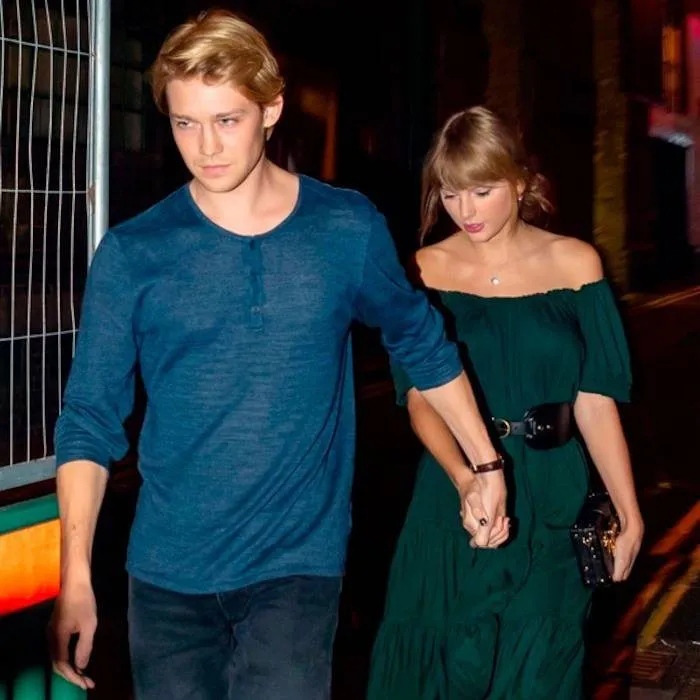 Taylor Swift lần đầu lên tiếng về bạn trai trên mạng xã hội - Ảnh 1. Taylor Swift lần đầu lên tiếng về bạn trai trên mạng xã hội - Ảnh 1.