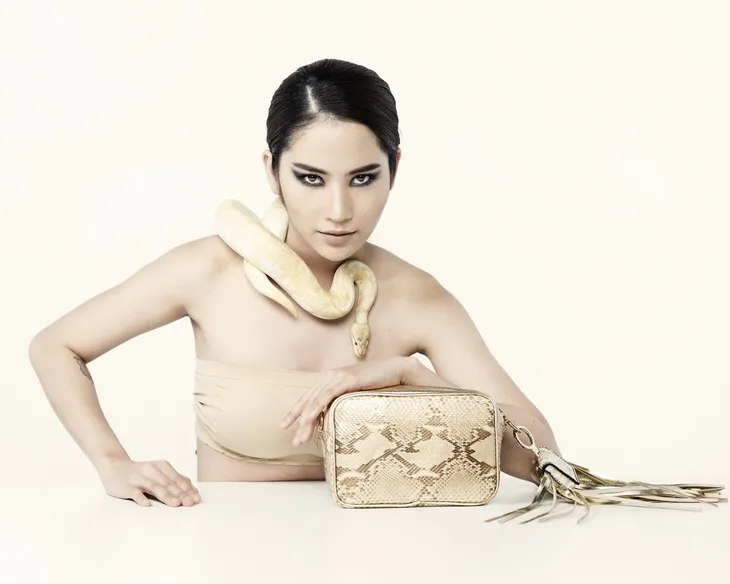 Vượt qua nỗi sợ, top 10 The Face Vietnam 2018 cuốn hút trong bộ ảnh chụp cùng trăn, rắn - Ảnh 5.
