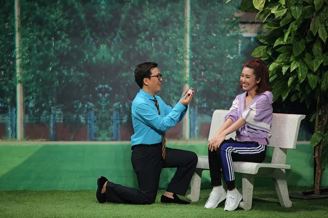 Thúy Ngân khiến Trường Giang quỳ gối cầu hôn, xuất sắc giành cúp Ơn giời! Cậu đây rồi - Ảnh 1. Thúy Ngân khiến Trường Giang quỳ gối cầu hôn, xuất sắc giành cúp Ơn giời! Cậu đây rồi - Ảnh 1.