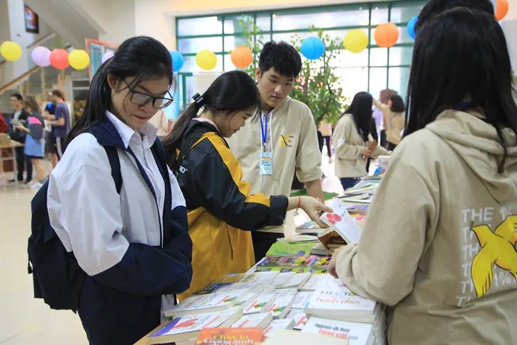 Mọt 2018: Hàng nghìn người tới trao đổi 3.000 đầu sách tại Hà Nội - Ảnh 6. Mọt 2018: Hàng nghìn người tới trao đổi 3.000 đầu sách tại Hà Nội - Ảnh 6.