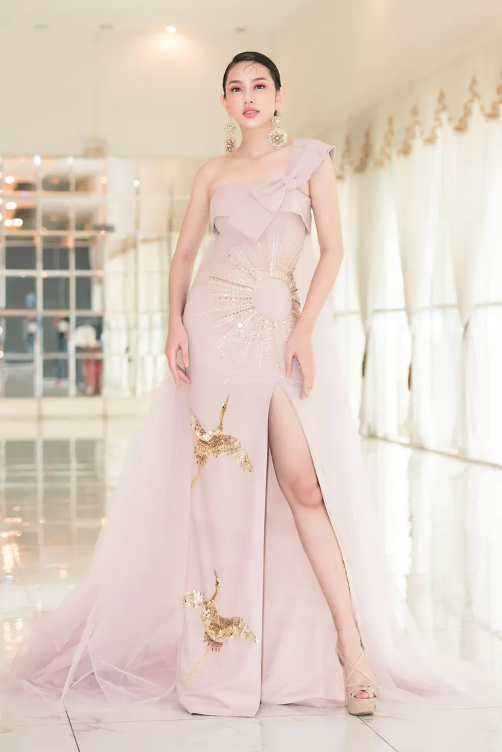 Trở về từ Miss International 2018, Thùy Tiên đầy ngọt ngào làm vedette - Ảnh 5. Trở về từ Miss International 2018, Thùy Tiên đầy ngọt ngào làm vedette - Ảnh 5.