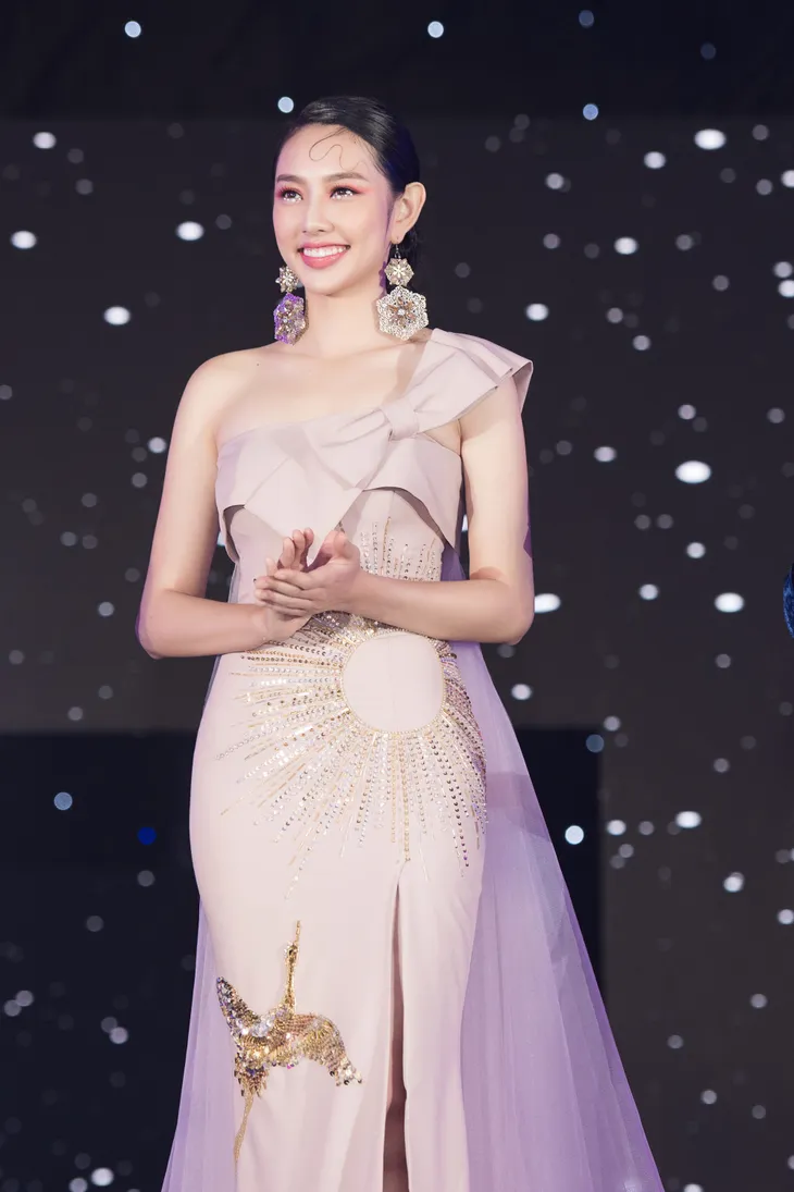 Trở về từ Miss International 2018, Thùy Tiên đầy ngọt ngào làm vedette - Ảnh 2. Trở về từ Miss International 2018, Thùy Tiên đầy ngọt ngào làm vedette - Ảnh 2.